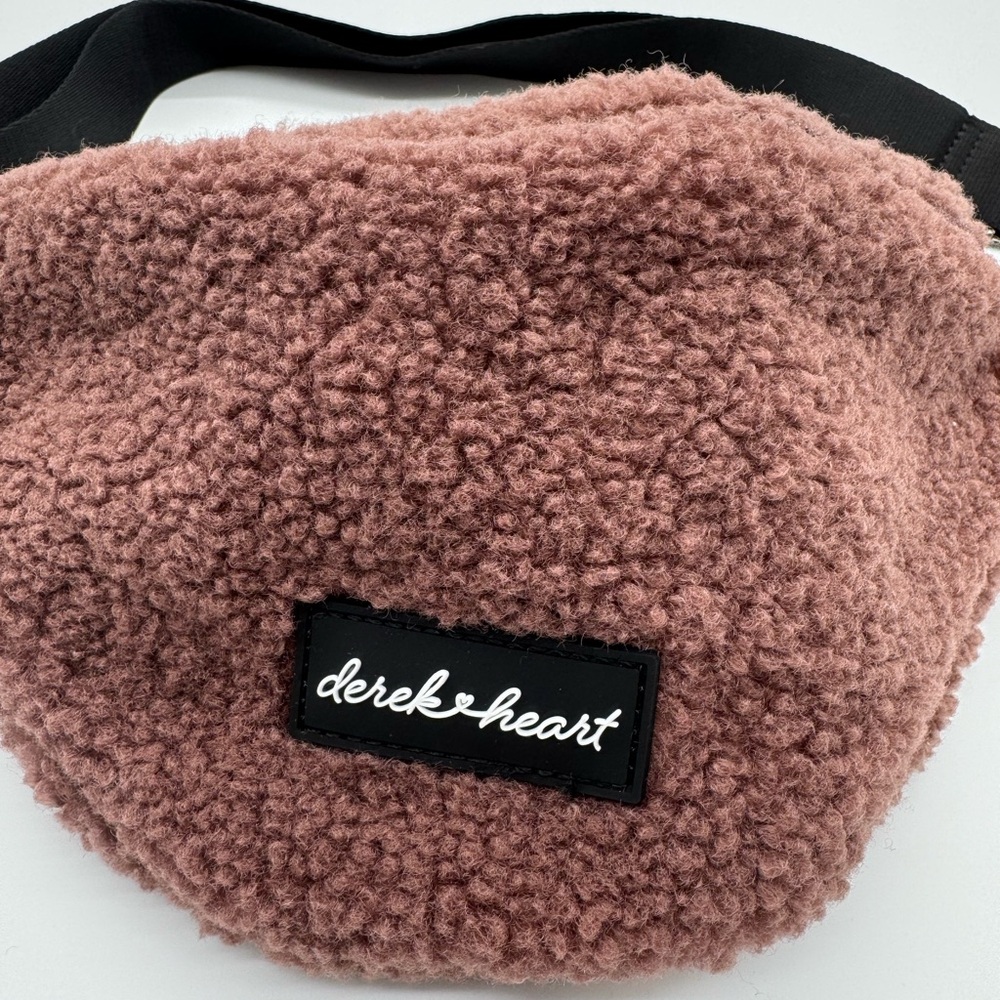 Derek Heart Dusty Pink ‘Sherpa’ Fleece Crossbody Bag O/S‎